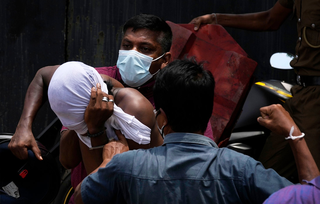 Участники протестов требуют отставки президента и правительства страны - из-за недовольства их действиями на фоне сильнейшего за последние десятилетия экономического кризиса