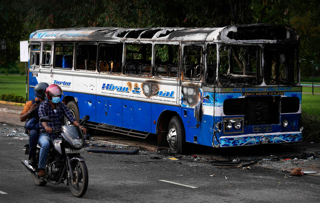 В последние дни протесты в стране усилились. Демонстранты предпринимали несколько попыток штурма здания резиденции президента, поджигали автомобили и автобусы, разбивали окна, закидывали стражей порядка различными предметами.