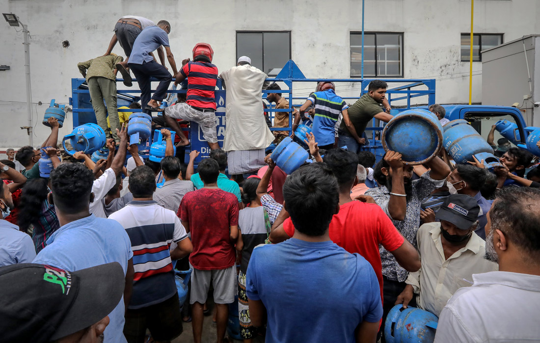 В стране наблюдается нехватка импортируемых продуктов питания, топлива и лекарств. В огромных очередях за топливом погибли около десяти человек.
