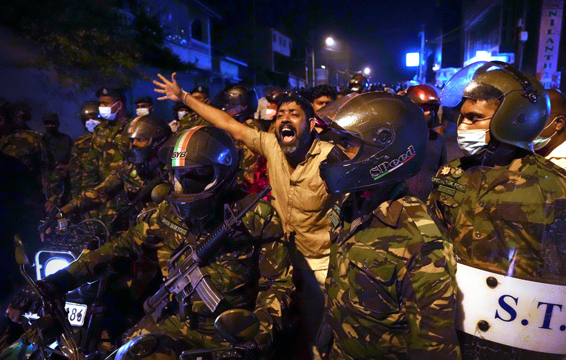 На этой неделе старший брат президента Махинда Раджапакса, занимавший пост премьера страны, ушел в отставку. Однако протестующие не прекратили свои акции, они требуют также отставки президента Готабаи Раджапаксы.