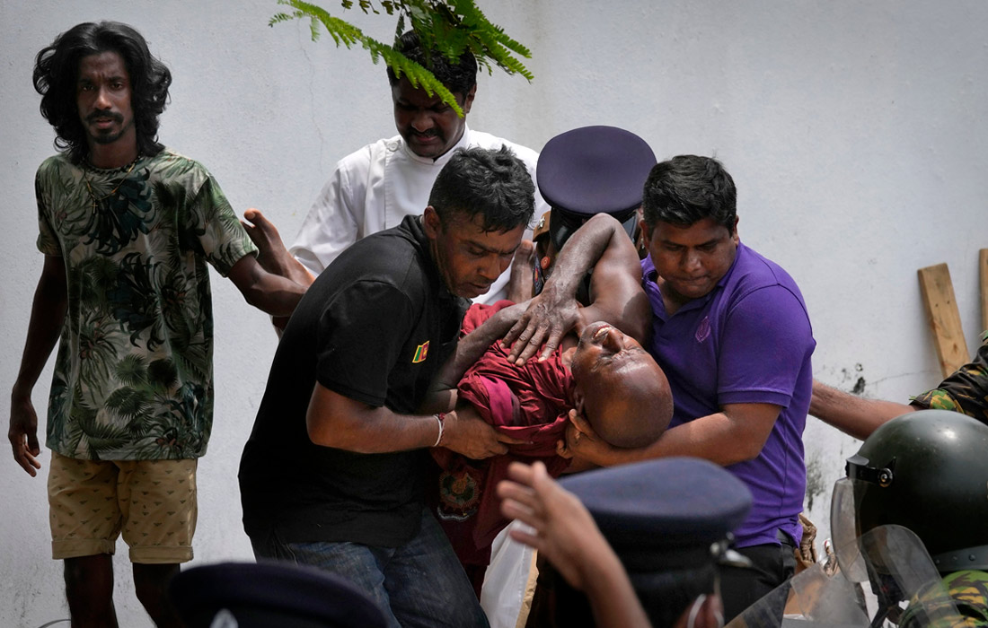 Ранее сотрудникам полиции разрешили открывать огонь по участникам протестов