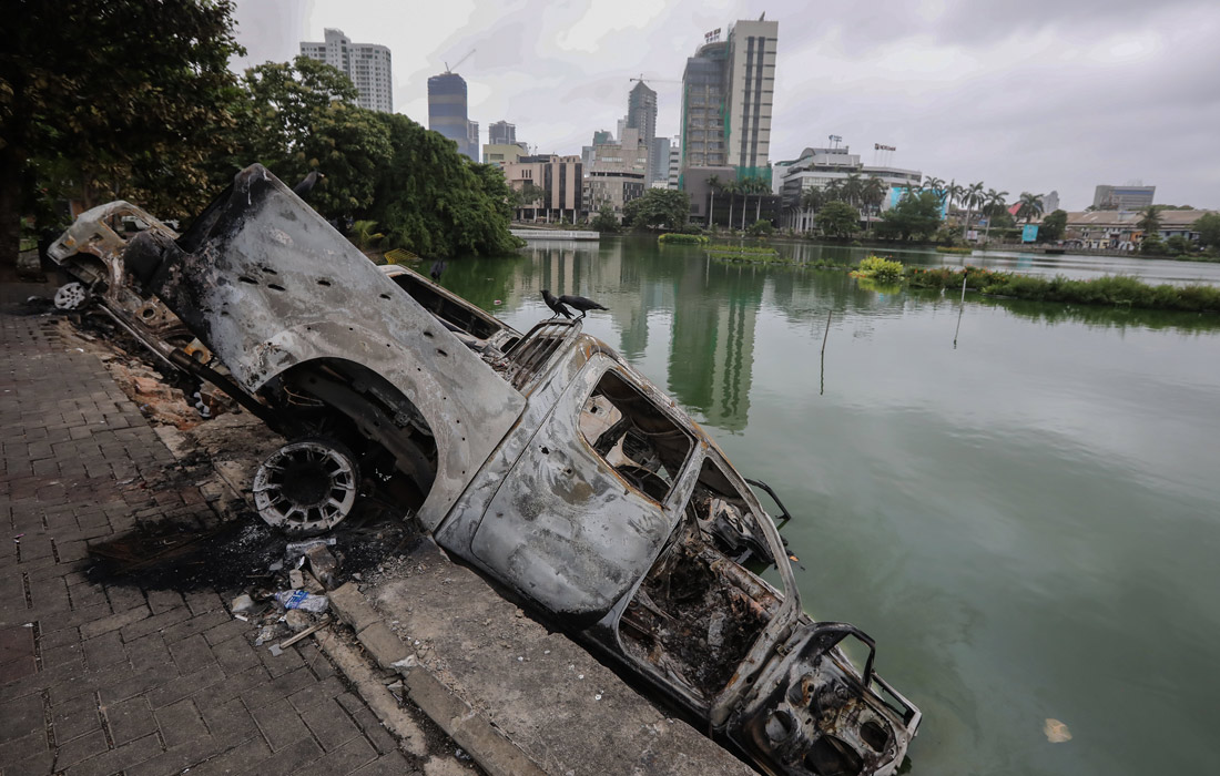 В результате беспорядков восемь человек погибли, 219 - получили ранения. Огнем уничтожено 60 транспортных средств и 104 здания.