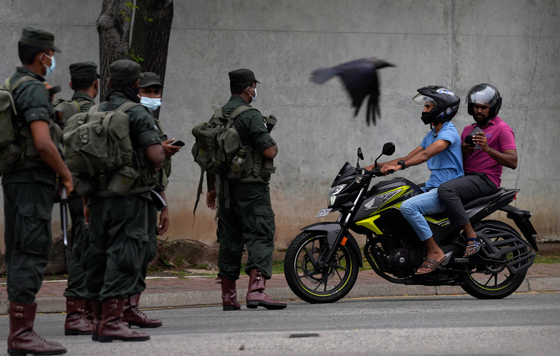 Власти Шри-Ланки ввели комендантский час на всей территории страны