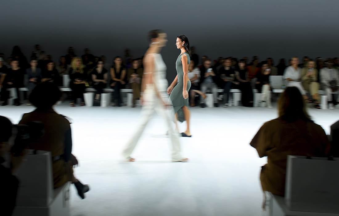 Модели в творениях St. Agni во время Австралийской недели моды в Сиднее