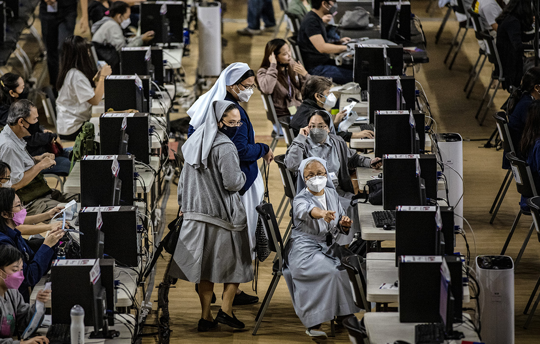 Католические монахини во время подсчетов результатов президентских выборов в командном центре Приходского пастырского совета в Маниле, Филиппины