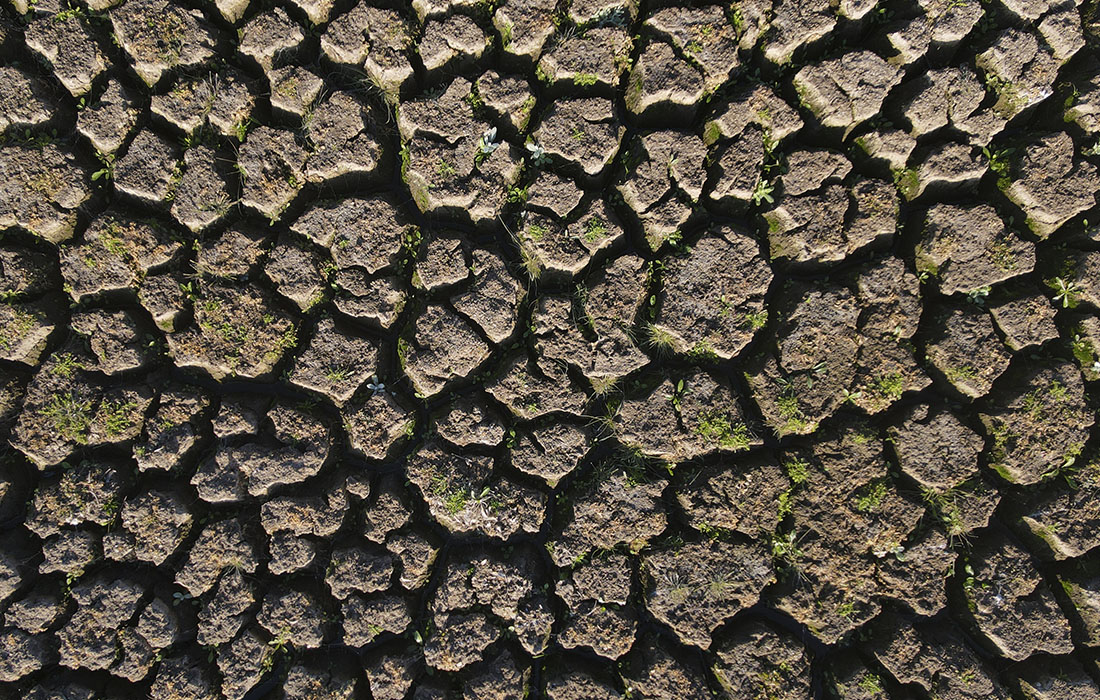 Водохранилища в окрестностях Сантьяго высохли из-за отсутствия дождей и чрезмерного потребления воды. Ситуация вынудила Чили ввести в действие план нормирования подачи воды с чередованием поставок в разные части города.