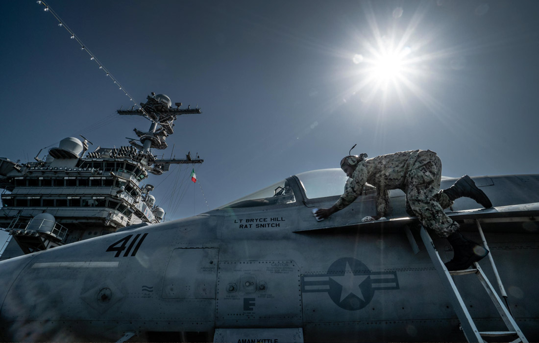 Авианосец США "Гарри С. Трумэн" в Неаполитанском заливе