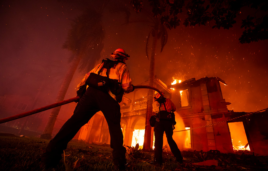По меньшей мере 20 домов сгорели в результате пожара в прибрежном городе Лагуна-Нигель в Калифорнии