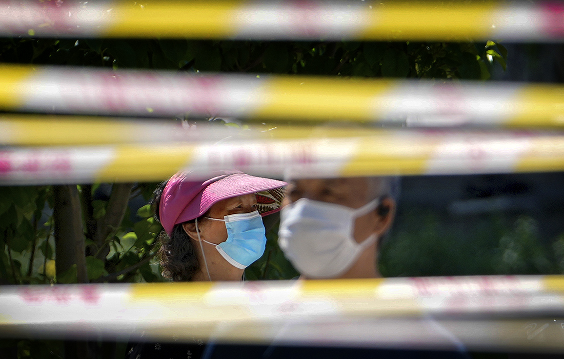 Массовые тестирования на COVID-19 возле жилого района Пекина