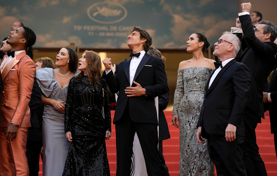 Съемочная группа картины "Топ Ган: Мэверик" наблюдает за выступлением пилотажной группы "Патруль де Франс"