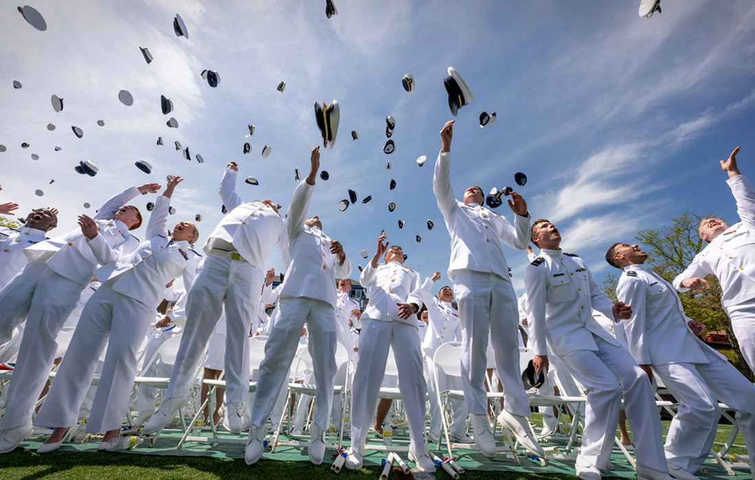 Церемония выпуска в Академии береговой охраны США в Нью-Лондоне