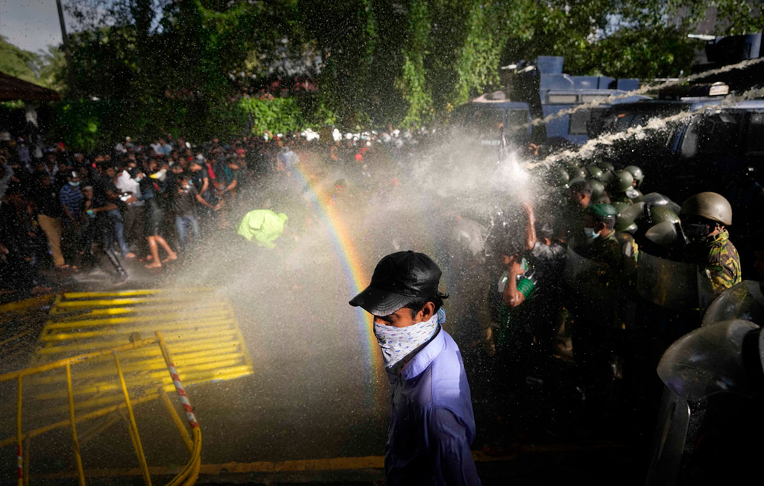 Полиция применила слезоточивый газ и водометы для разгона протестующих в Коломбо