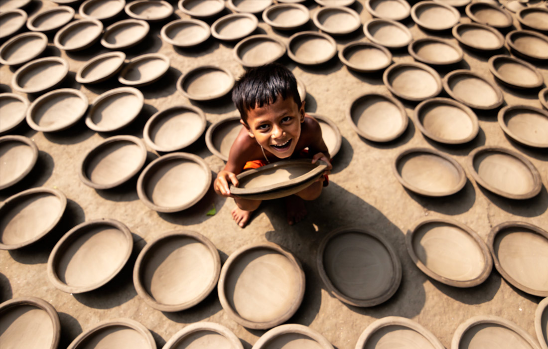 Ребенок среди глиняных горшков в Брахманбарии, Бангладеш