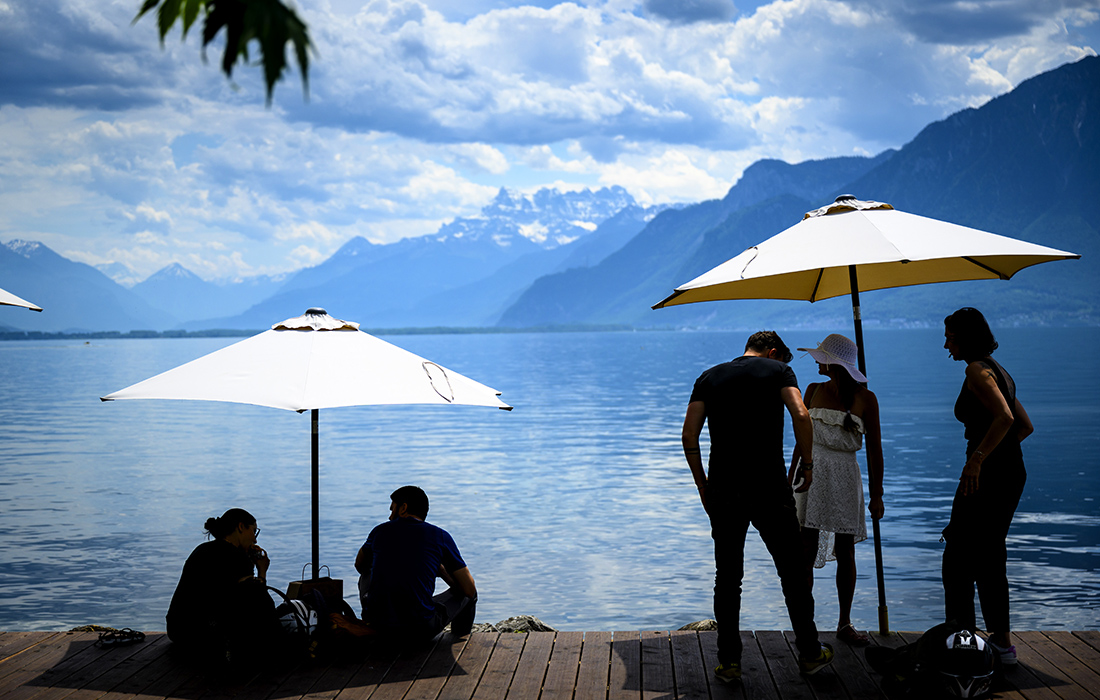 Отдыхающие на берегу Женевского озера
