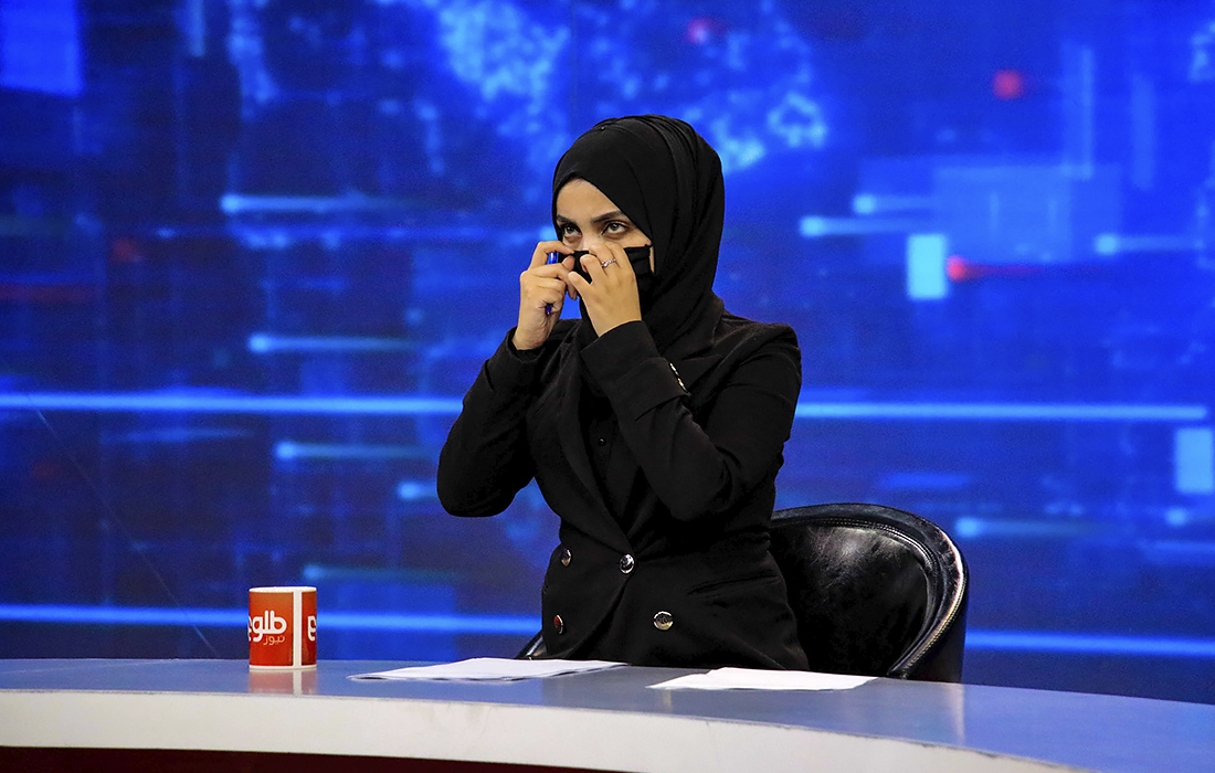Руководство Афганистана запретило женщинам-телеведущим во время эфира открывать лица
