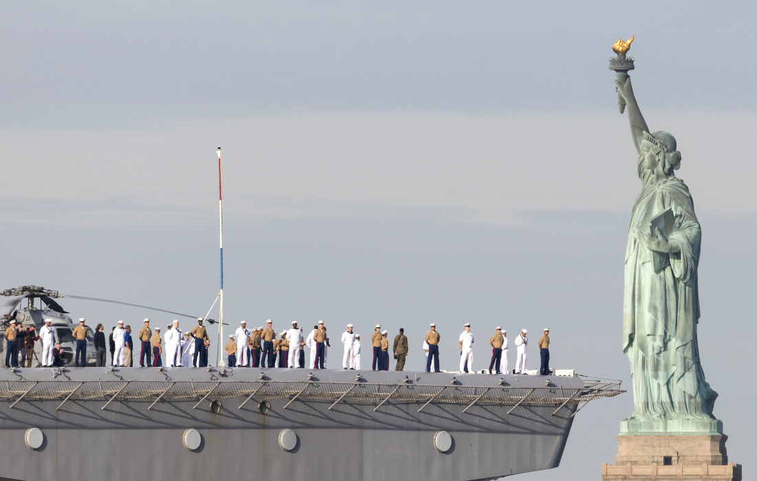 Моряки ВМС США и морские пехотинцы на палубе десантного корабля в Нью-Йорке