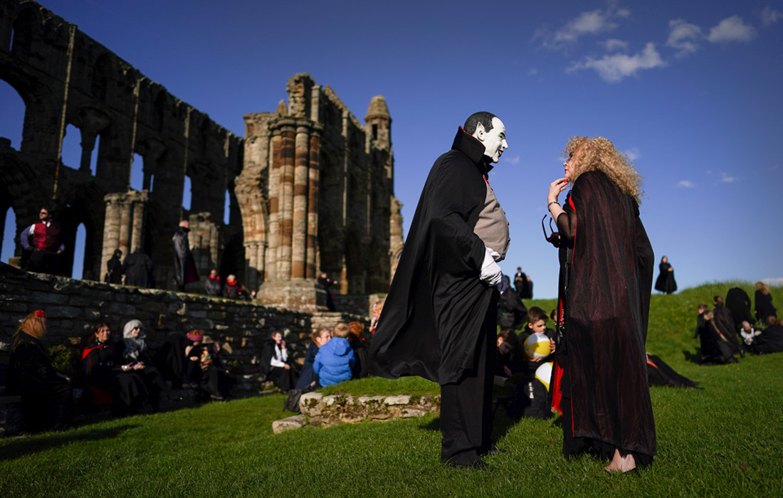 В аббатстве Уитби фанаты романа "Дракула" планируют установить мировой рекорд Гиннесса по количеству людей, одетых как вампиры
