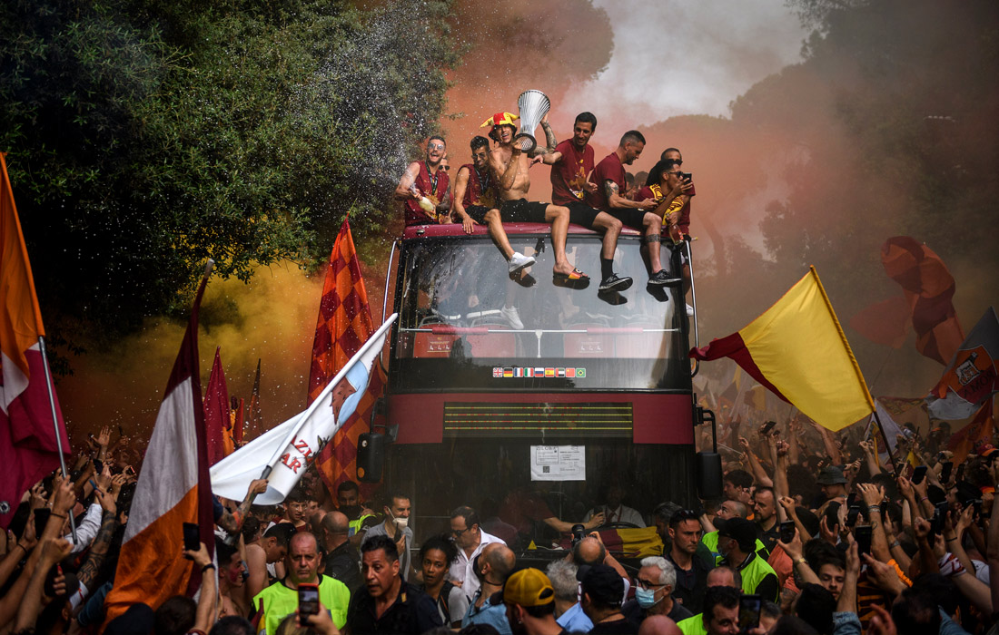 Игроки и болельщики футбольного клуба "Рома" празднуют победу в финале Лиги конференций УЕФА в Риме