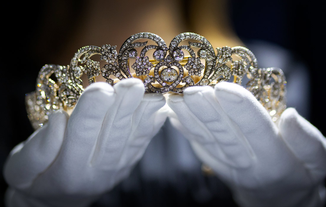 В аукционном доме Sotheby’s в Лондоне проходит выставка к платиновому юбилею правления Елизаветы II