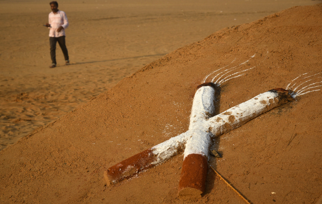 Песчаная скульптура, напоминающая о вреде курения, на пляже в индийском Ченнаи