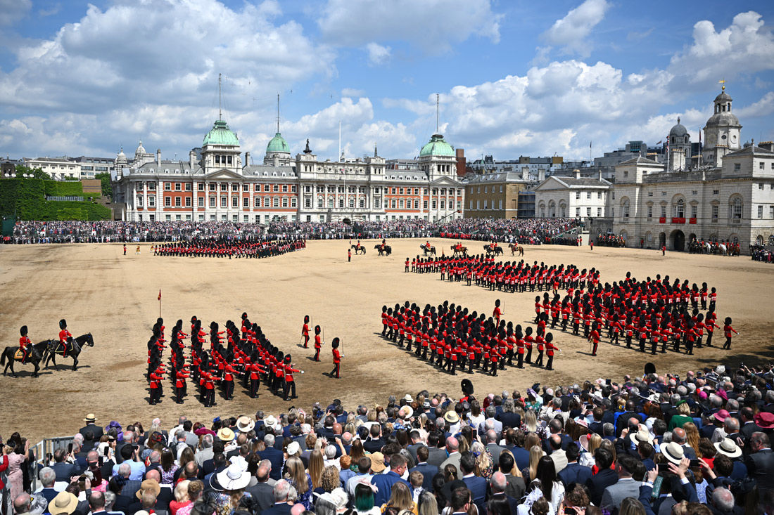 Празднование началось с военного парада Trooping the Colour в центре Лондона