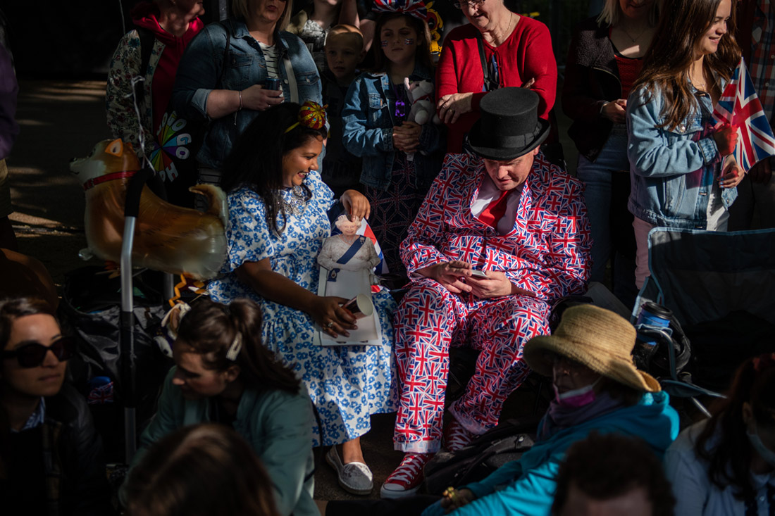 В ночь на четверг некоторые даже спали на улицах, чтобы занять хорошие места. Многие расположись в парках, чтобы устроить там пикник и следить за торжествами на больших экранах.