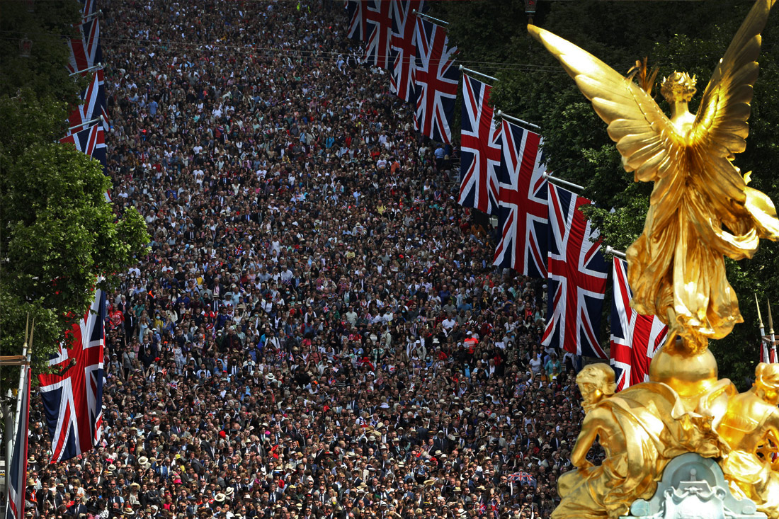Десятки тысяч британцев вышли на улицы Лондона, чтобы принять участие в торжествах