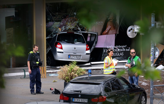 В Берлине автомобиль въехал в толпу людей