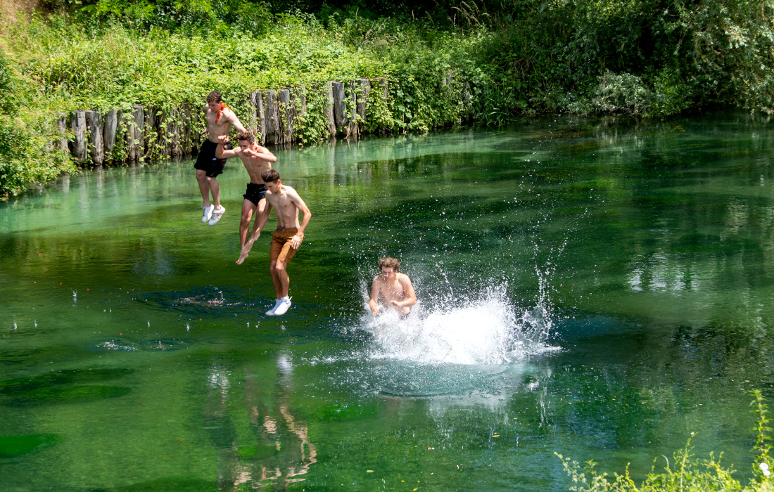 Итальянские школьники традиционно прыгают с пешеходного моста, чтобы отпраздновать последний день в школе