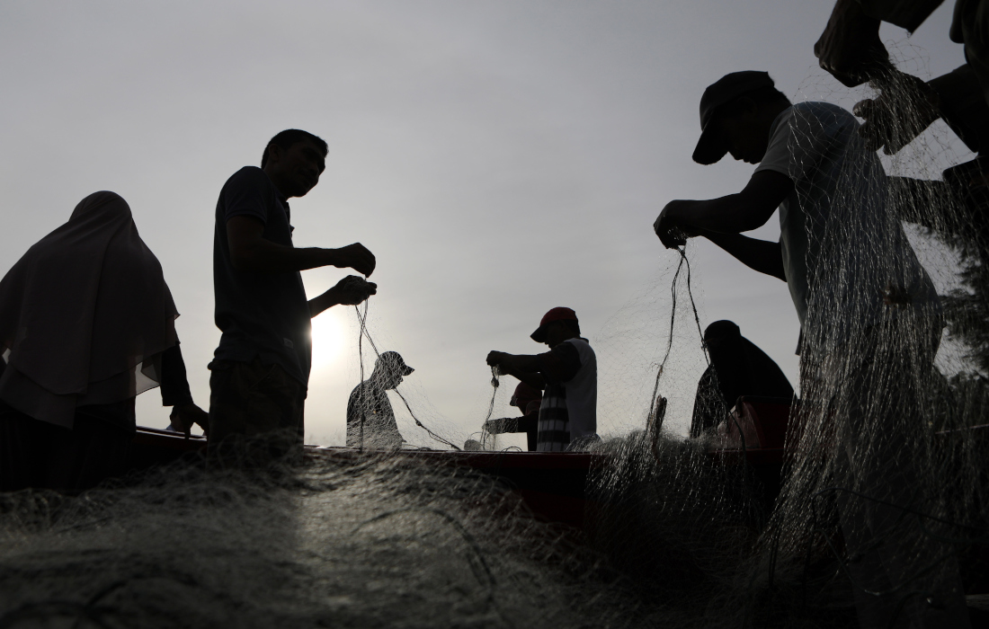 Индонезийские рыбаки собирает улов в Банда-Ачех