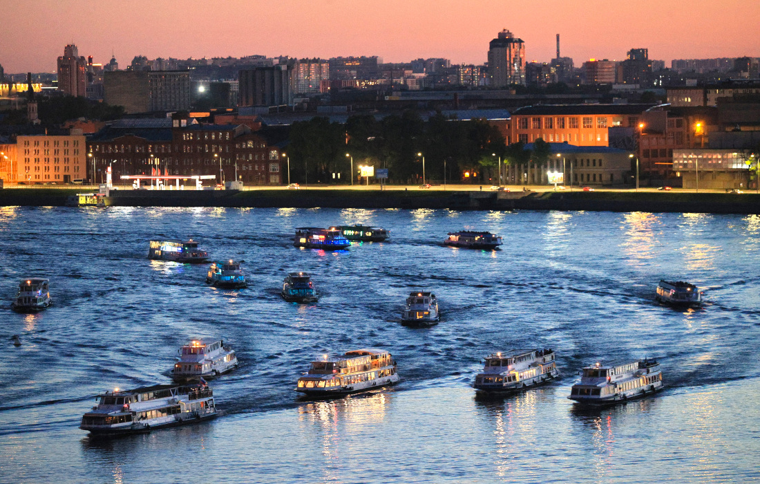 Закат в Санкт-Петербурге. На фото: прогулочные теплоходы на Неве.