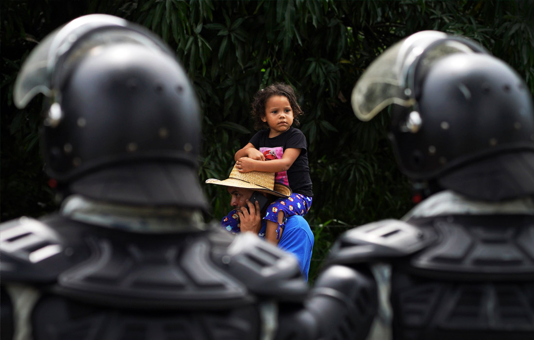 Многотысячный караван мигрантов продолжает двигаться из Мексики в сторону США