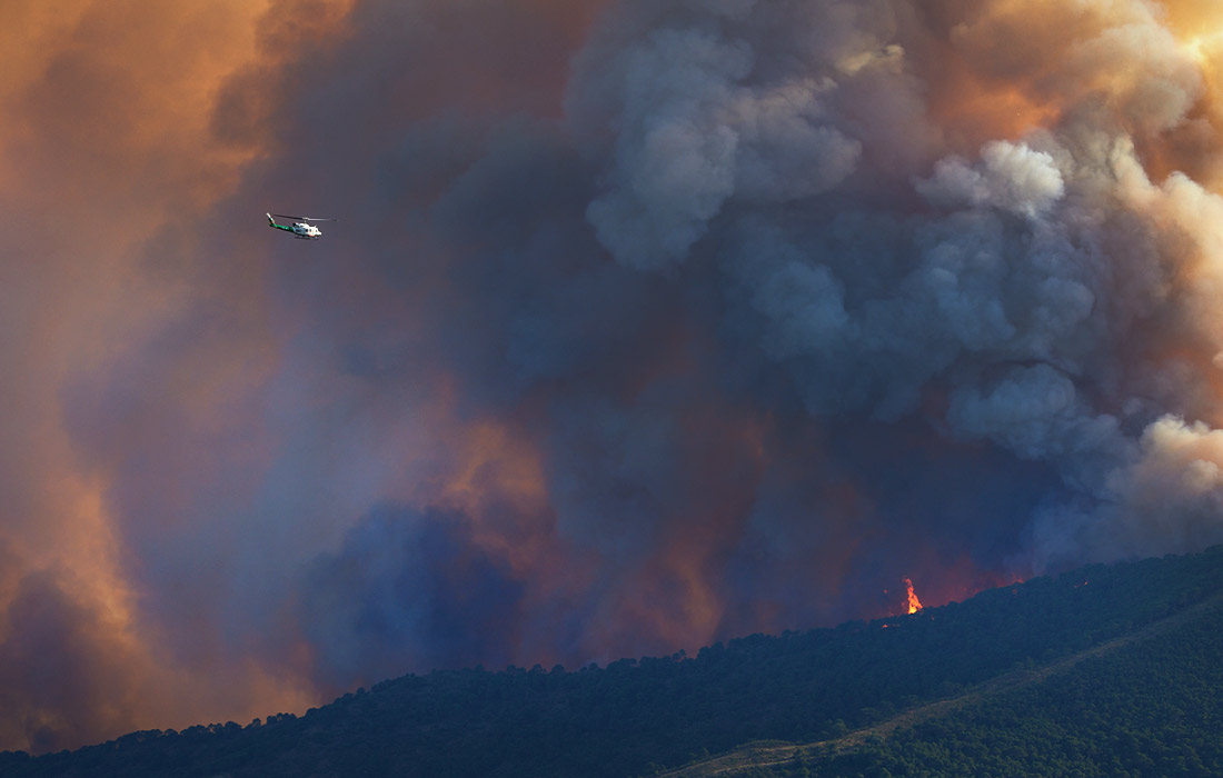 В горах на юге Испании бушуют лесные пожары