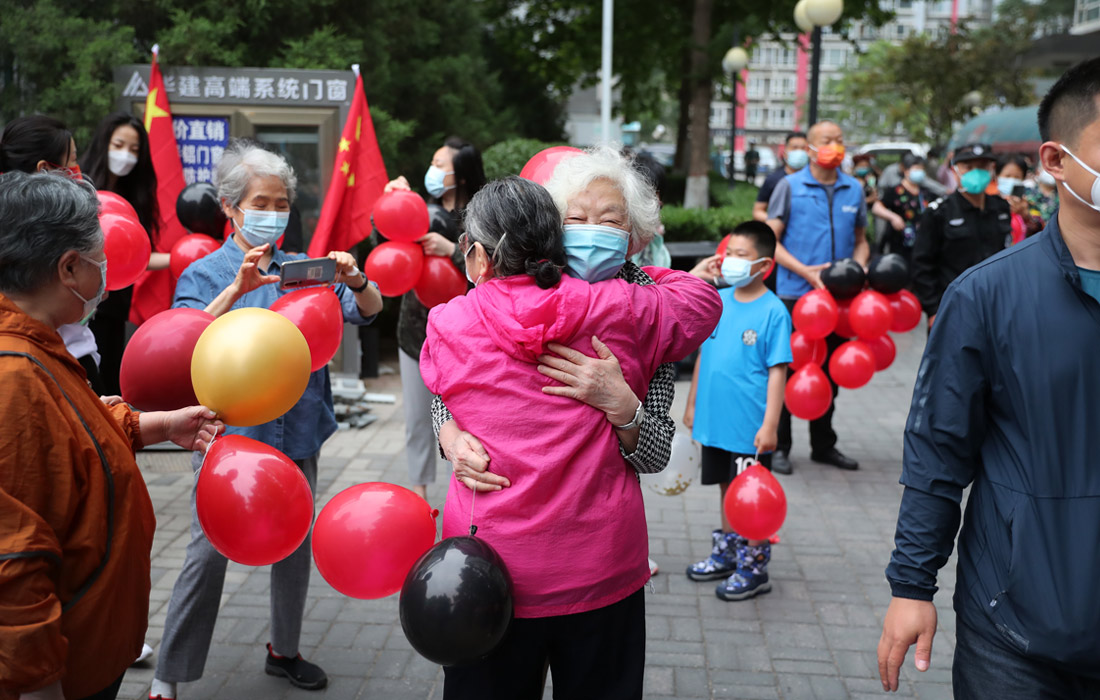 Жители пекинского района Фэнтай радуются возможности выйти из своих домов, так как в течение семи дней подряд не поступало сообщений о новых случаях заражения COVID-19