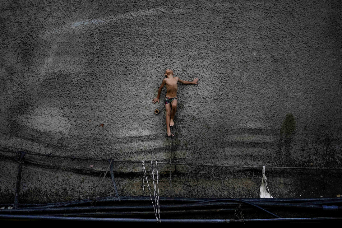 Мальчик в заброшенном туннеле Каракаса, Венесуэла