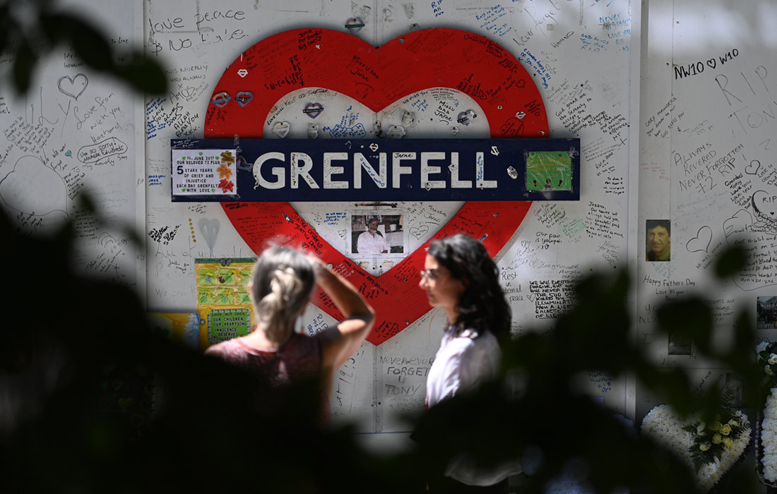В Лондоне почтили память жертв пожара в жилом доме Grenfell Tower, где пять лет назад погибли 72 человека, в том числе маленькие дети
