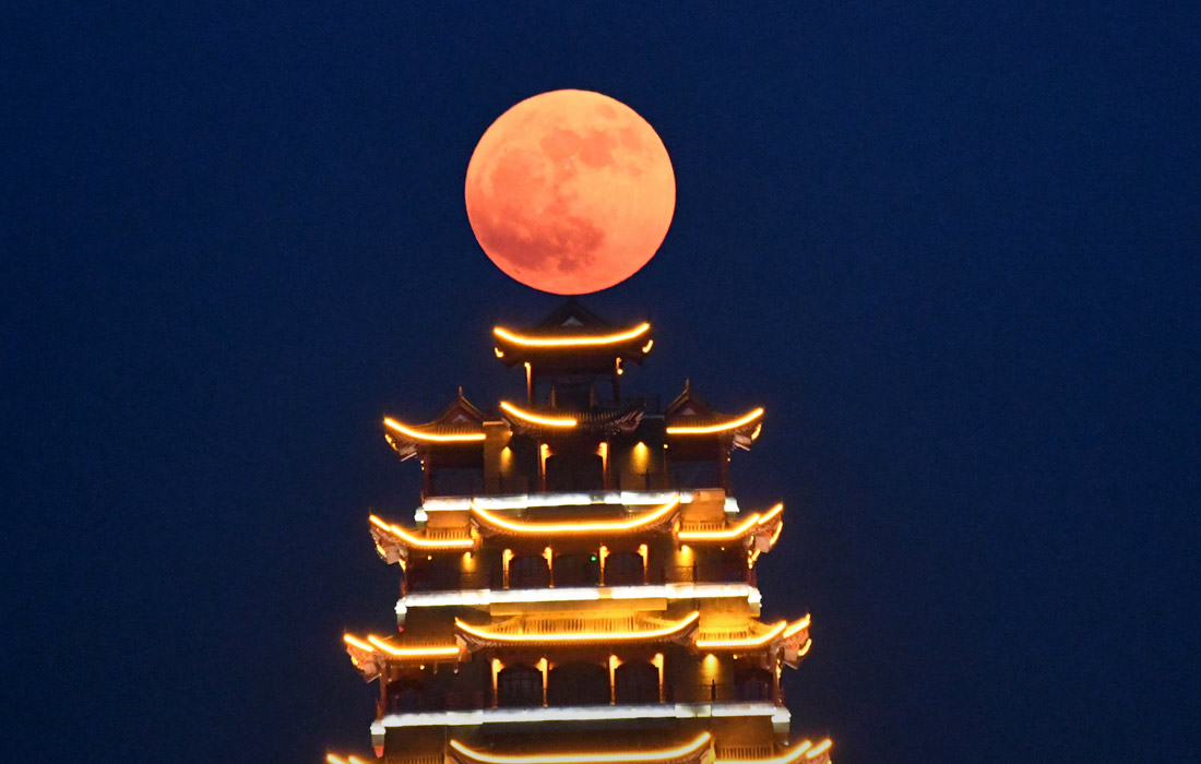 Полнолуние над городом Цзаочжуан, Китай