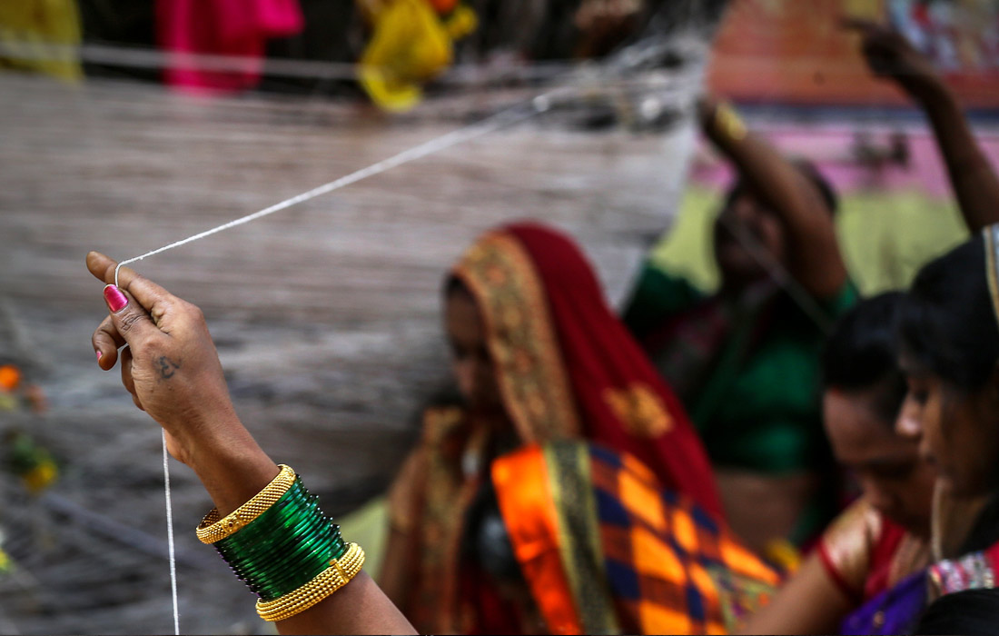 В Индии отмечают праздник Ват-Пурнима, во время которого замужние женщины молятся о благополучии своих мужей, обвязывая веревками баньяновые деревья