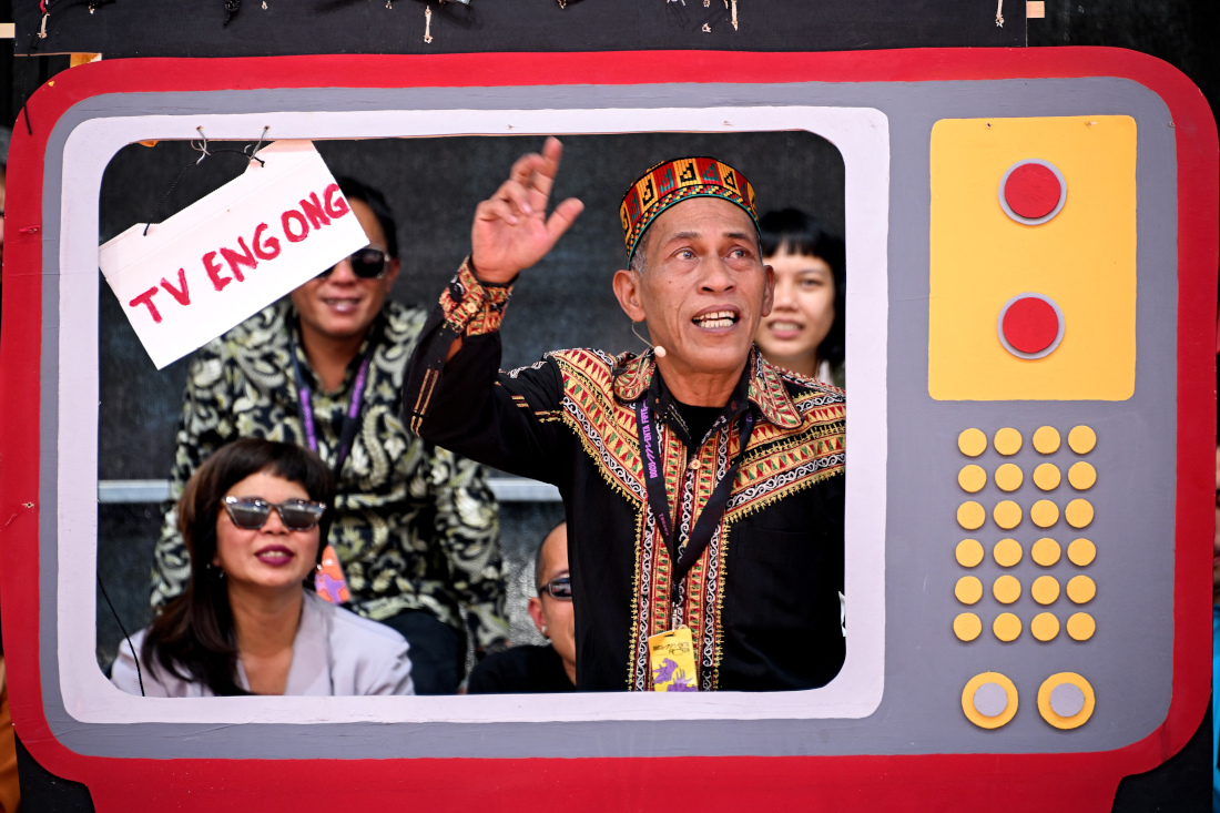 Индонезийский художник выступает на пресс-конференции в рамках выставки современного искусства в немецком Касселе