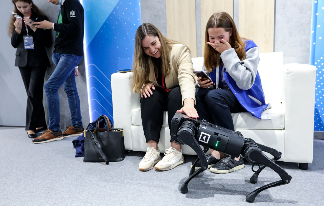 Посетительницы во время панельной дискуссии "Сверхновые карьерные траектории"