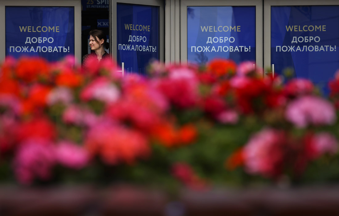 Вход в центр аккредитации Петербургского международного экономического форума