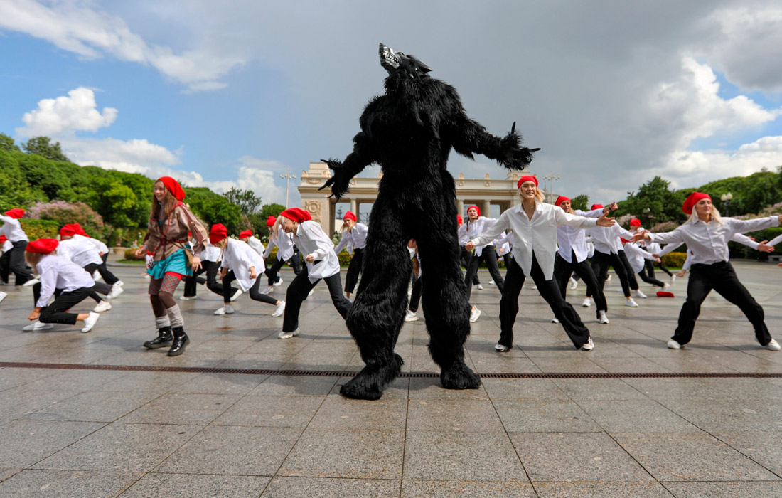 В Москве в Парке Горького прошел флешмоб в день рождения Красной Шапочки