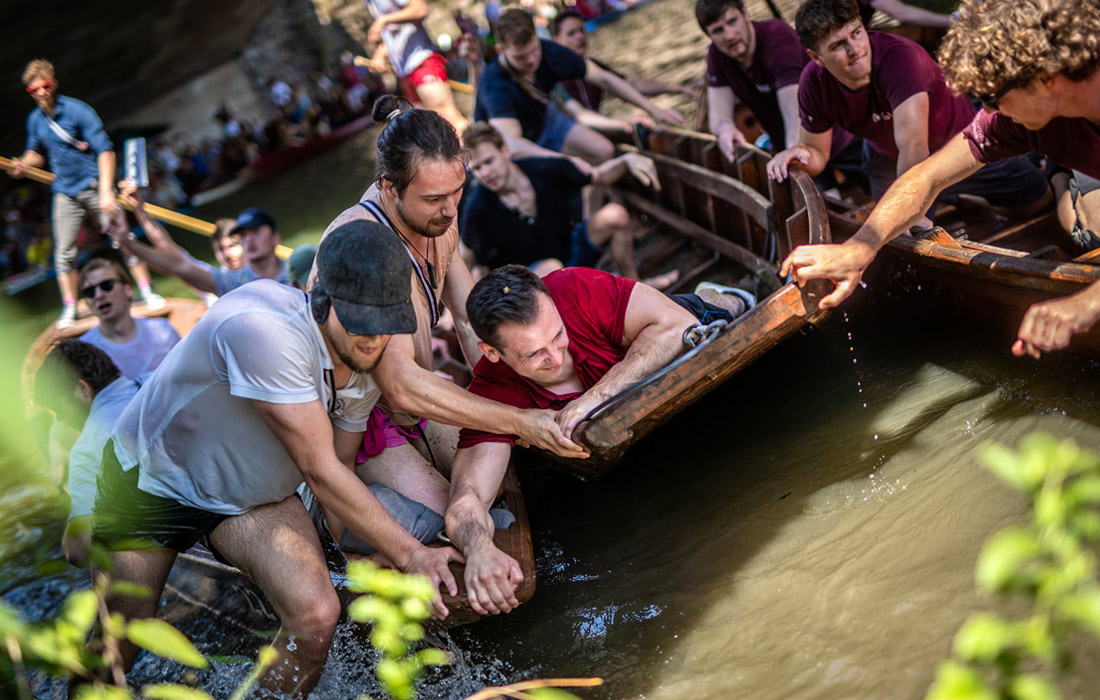 Традиционная лодочная гонка на реке Неккар в Тюбингене, Германия