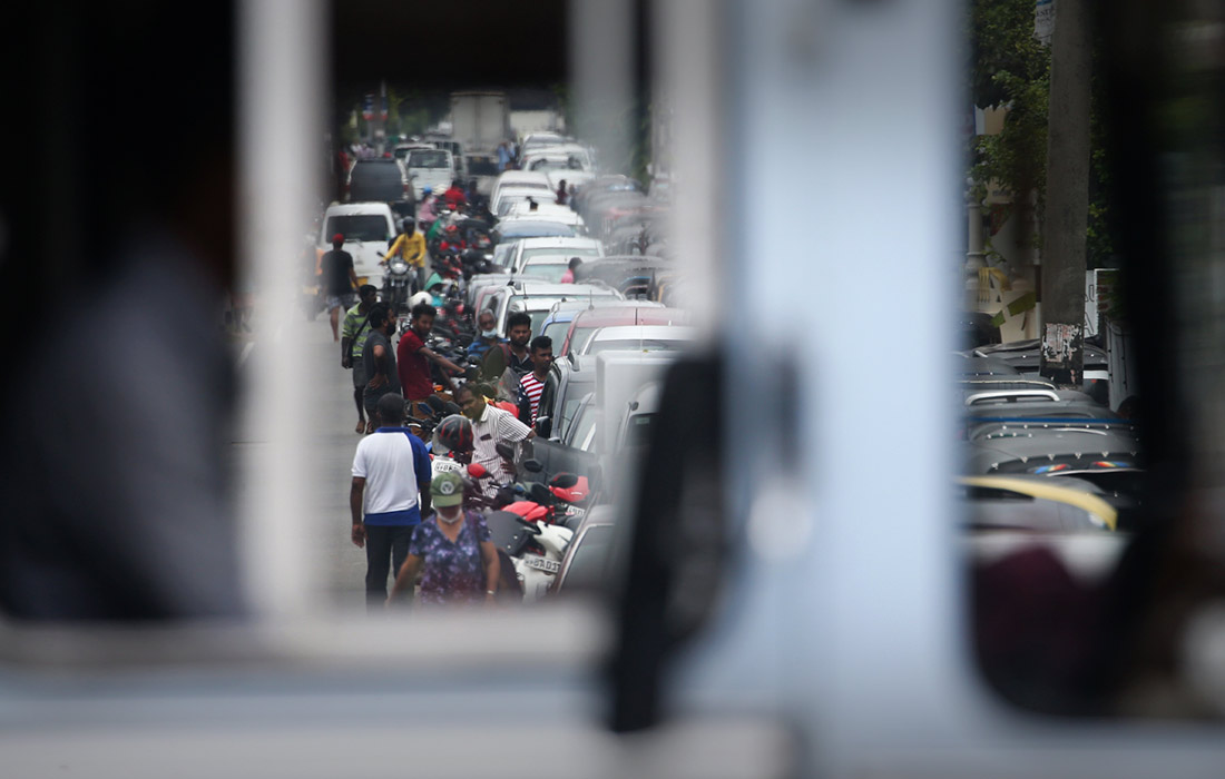 Топливный кризис в Шри-Ланке провоцирует длинные очереди на автозаправочных станциях