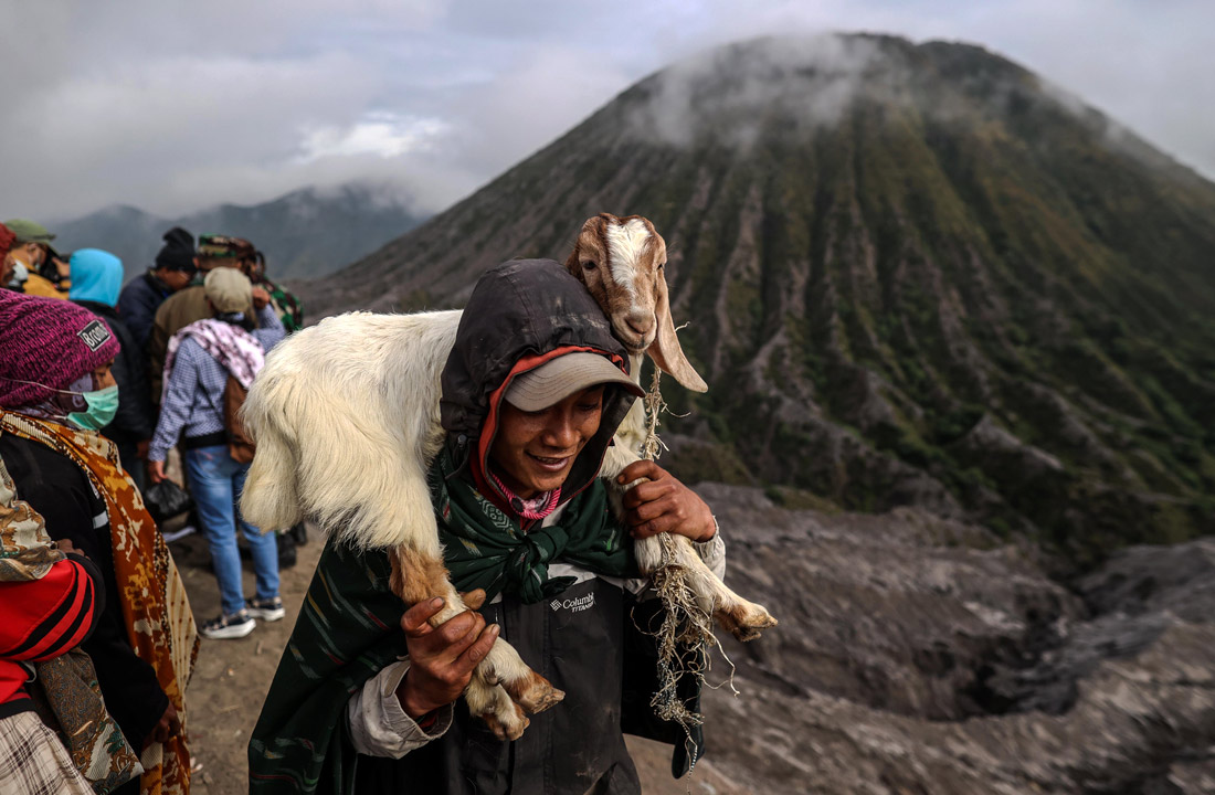 Традиционный фестиваль Ядня Касада проходит на острове Ява в Индонезии. Местные жители бросают в кратер вулкана Бромо подношения в виде риса, фруктов, овощей, цветов и домашнего скота, чтобы получить благословение.