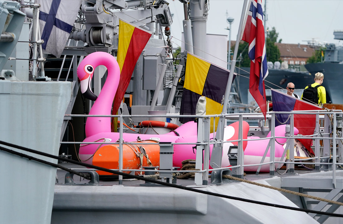 Надувные фламинго на палубе катера для поиска мин на военно-морской базе. Киль, Германия.