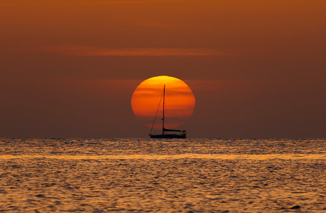 Корабль отплывает на рассвете в Дению, Испания