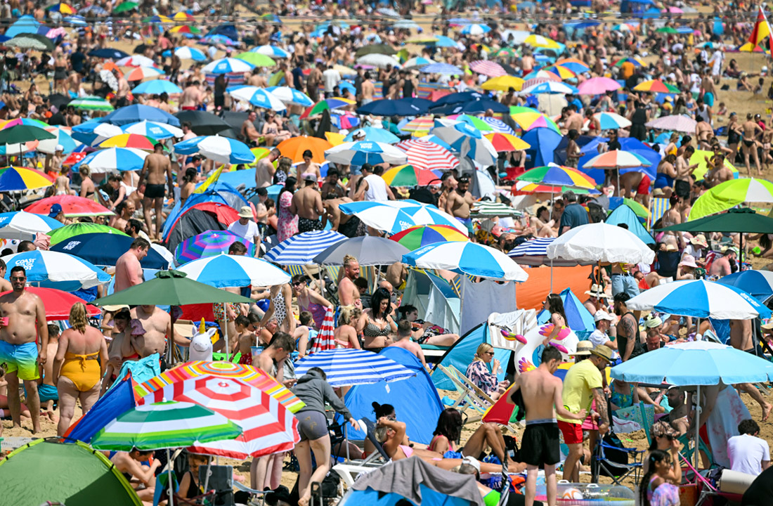 Жители британского Борнмута на пляже