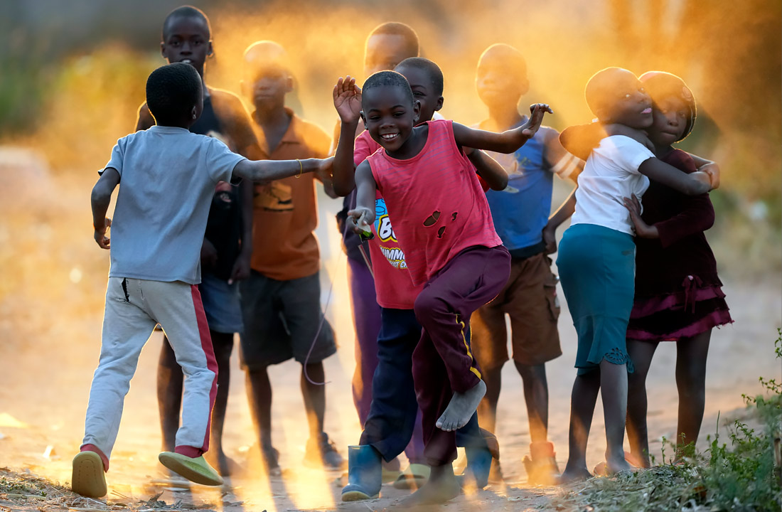 Дети играют на окраине Хараре, Зимбабве