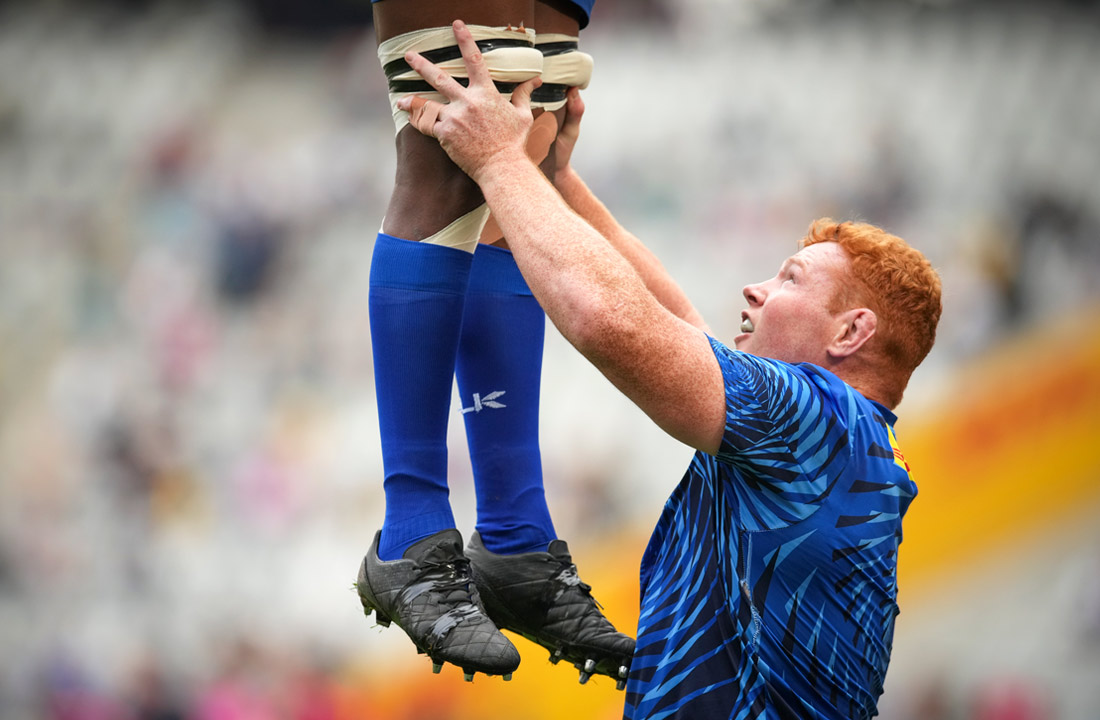 Регбист Стивен Китшофф разминается перед матчем